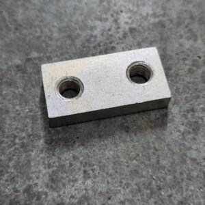 Пластина KL810418 прижимная чистика (раздел. пер. диска) (сеялка Monopill Kverneland) (АЕ)